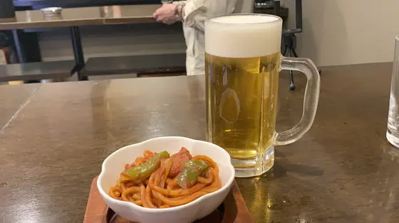 ビール(400円)とナポリタン(100円)