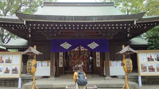 お賽銭箱に入れてお参り。
