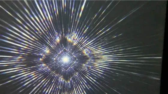 屋上まで上がるエレベーターの天井が幻想的