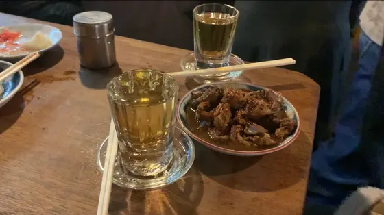 梅割り(200円)とモツ煮(200円)