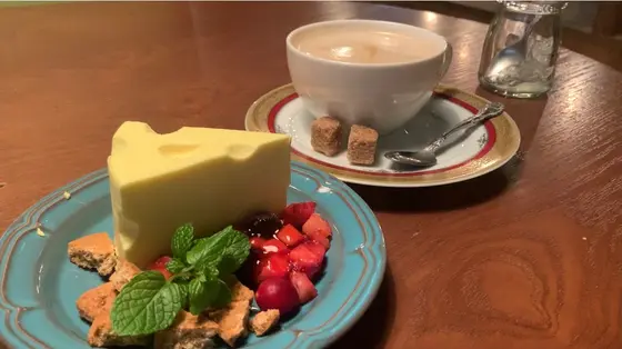 チーズケーキ(690円)とカフェラテ(550円)