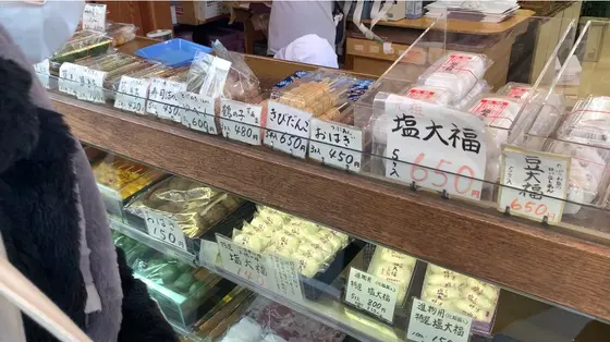 店前に陳列された和菓子たち。