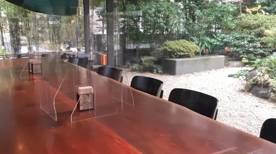 中庭を眺められる大きな一枚板のテーブル席