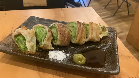 豚バラのレタス巻(580円)