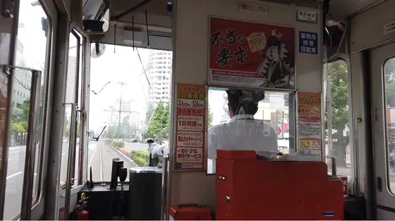 道路のど真ん中を走る路面電車に乗るのは不思議な体験