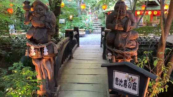 川に橋がかかってる