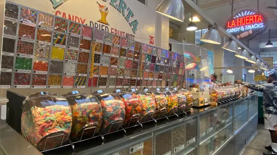子供心くすぐられる計り売りのお菓子のお店