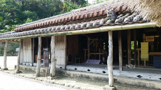 沖縄といえば赤瓦屋根の建物