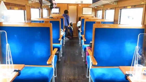 爽やかブルーカラーの座席💺