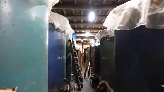 巨大な樽が陳列している