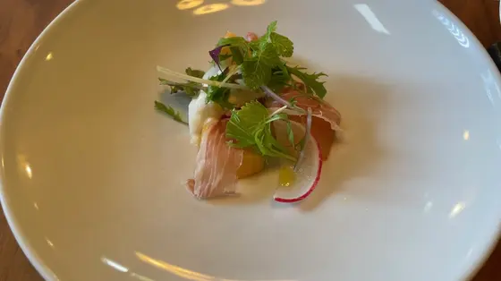チーズの香りの良い、柿を使ったサラダ🥗