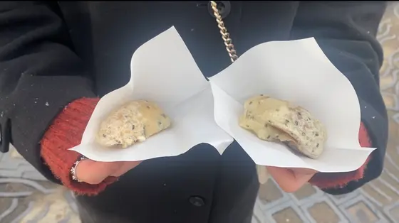 【左:あげぽてまんじゅう 200円／右:あげまんじゅう 200円】