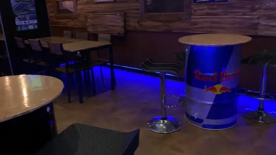 カウンターとテーブル席