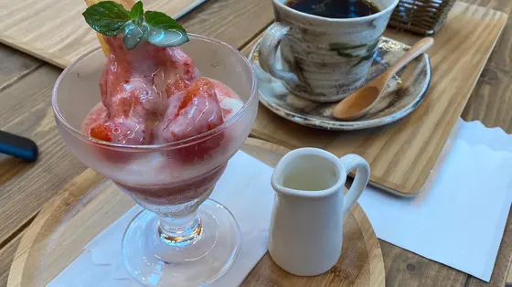 ハンドドリップコーヒー ¥500、手作りいちごのジェラート ¥700