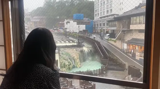 窓から湯畑の景色