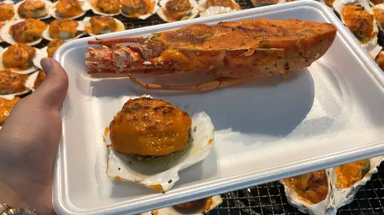 伊勢海老のウニソース焼き¥1,500、ホタテのウニソース焼き¥300