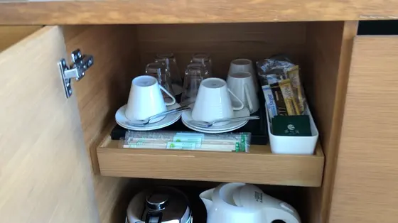 カップやカトラリー、電気ケトル