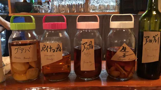 カウンターに並ぶ自家製シロップ