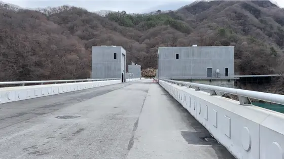ダムの下流へ行けるエレベーター