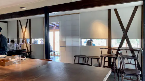 光を取り入れた店内