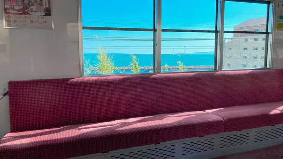 海ギリギリのところをゆく電車