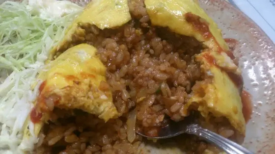 具材は微塵切りにした玉ねぎ、ピーマンにひき肉