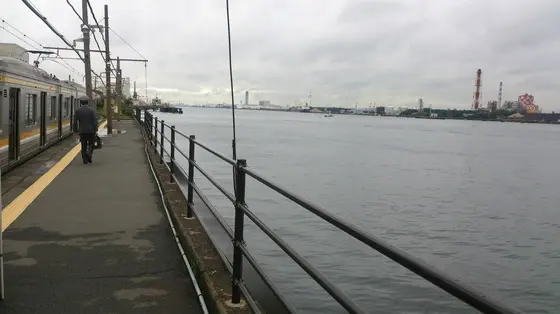 海芝浦駅に別れを告げ、次は扇町駅方面へ