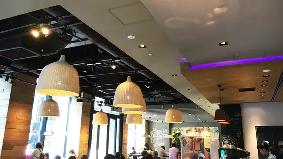 明るい店内とオシャレな音楽