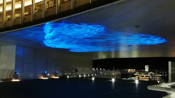 光ゆらめく天井