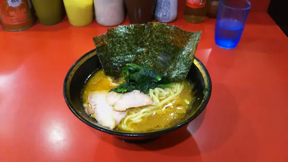豚骨醤油スープ、極太ストレート麺