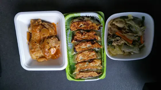 野菜炒め、チキン、餃子