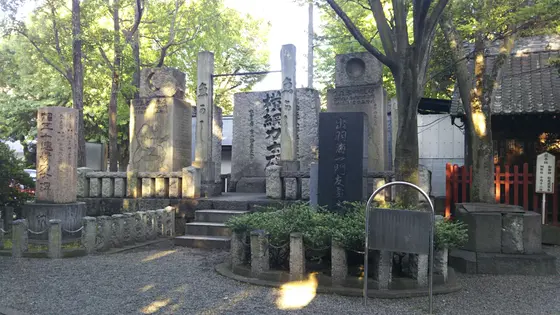 横綱力士碑