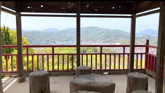 座りながら絶景を楽しめる