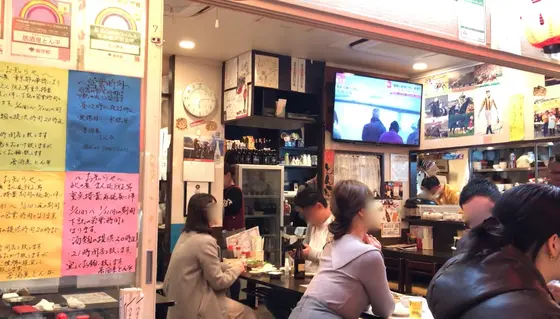 夜になると店内はお客さんでいっぱい！