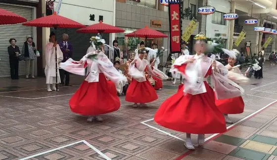 巫女さんたちの舞い