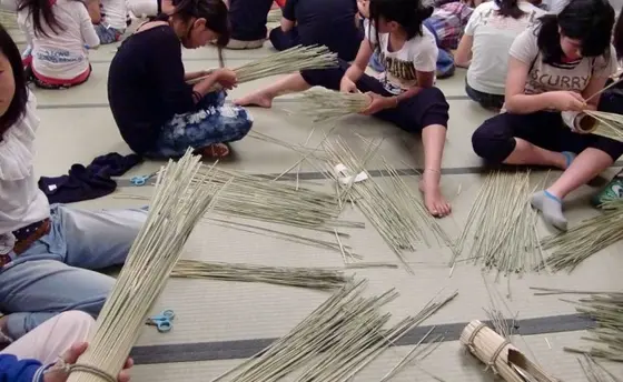 刈り取った稲でわら細工作り