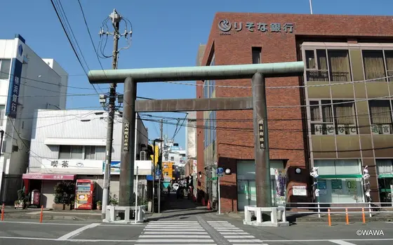 一の鳥居 伊勢原駅北口バス停前