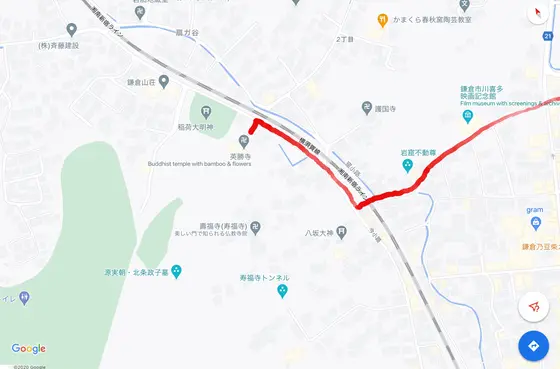 JR横須賀線の踏切を越えます。