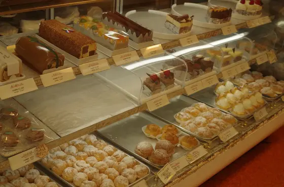 ショーケースの中もレトロな雰囲気