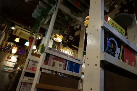 店内は絵本やキャラクターたちだらけ