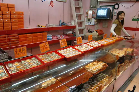 パインケーキと月餅が、ずらっと並んでます。