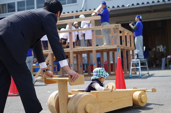 1歳児、木のレーシングカーで激走！