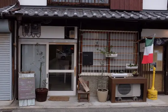 民家を改装してます