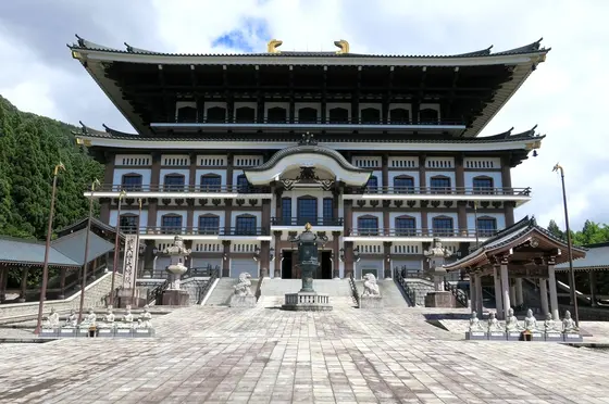 目が眩むような巨大な建物