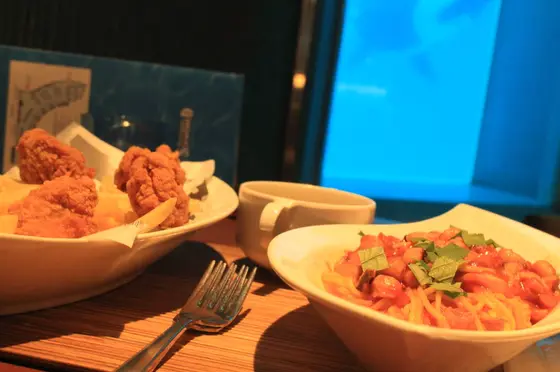 水中が見えるレストラン！