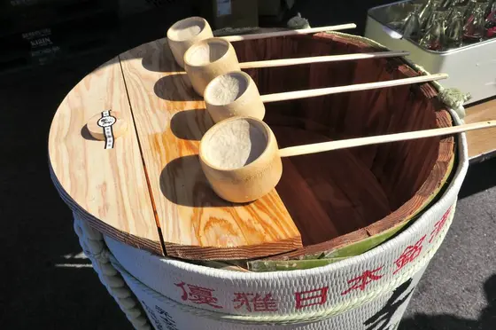 鏡割りの振る舞い酒あります