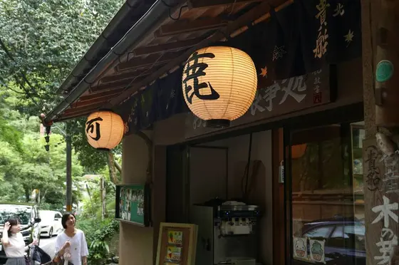 川床の季節以外は店内で