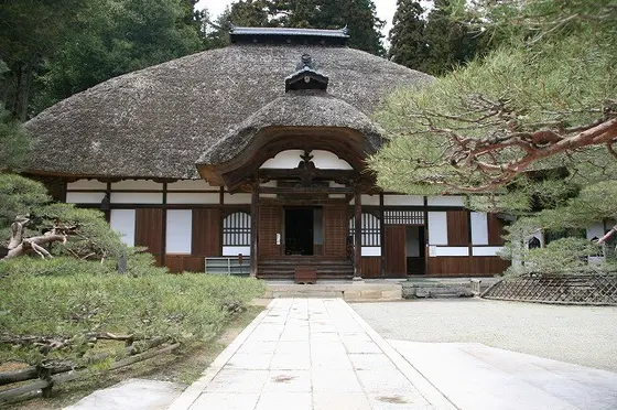 【２】藁葺き屋根の常楽寺