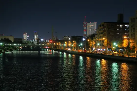 公園近くの堀川