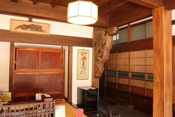木造の店内が雰囲気を醸し出しています